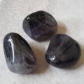 Amethyste foncee pierre roulee