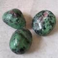 Rubis zoisite pierre roulee
